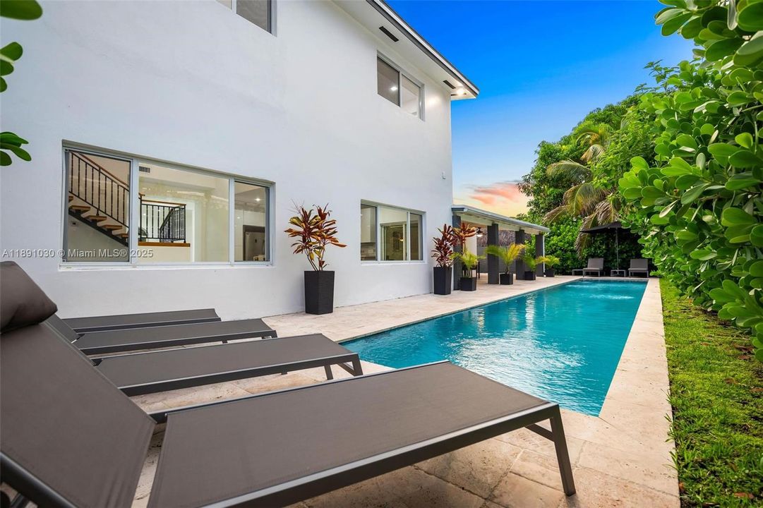 出租: $17,000 (5 贝兹, 5 浴室, 4496 平方英尺)