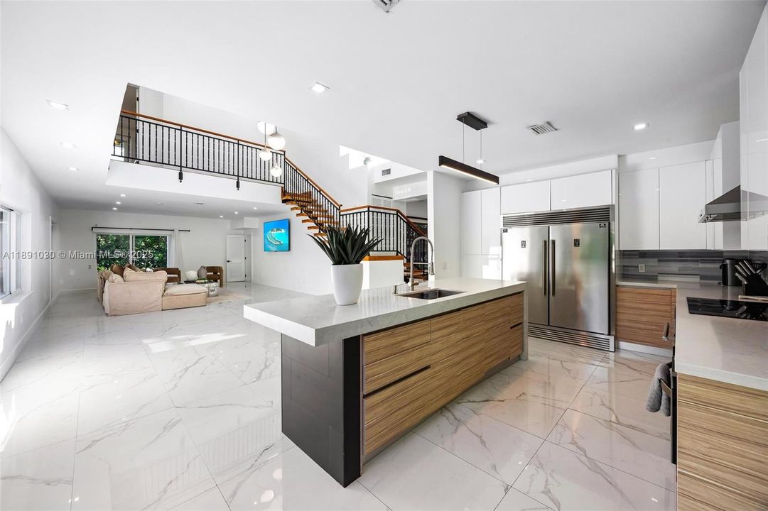 出租: $17,000 (5 贝兹, 5 浴室, 4496 平方英尺)