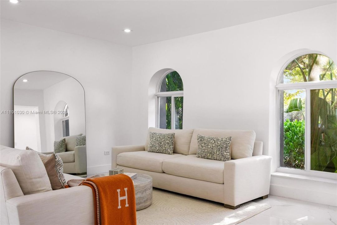 出租: $17,000 (5 贝兹, 5 浴室, 4496 平方英尺)