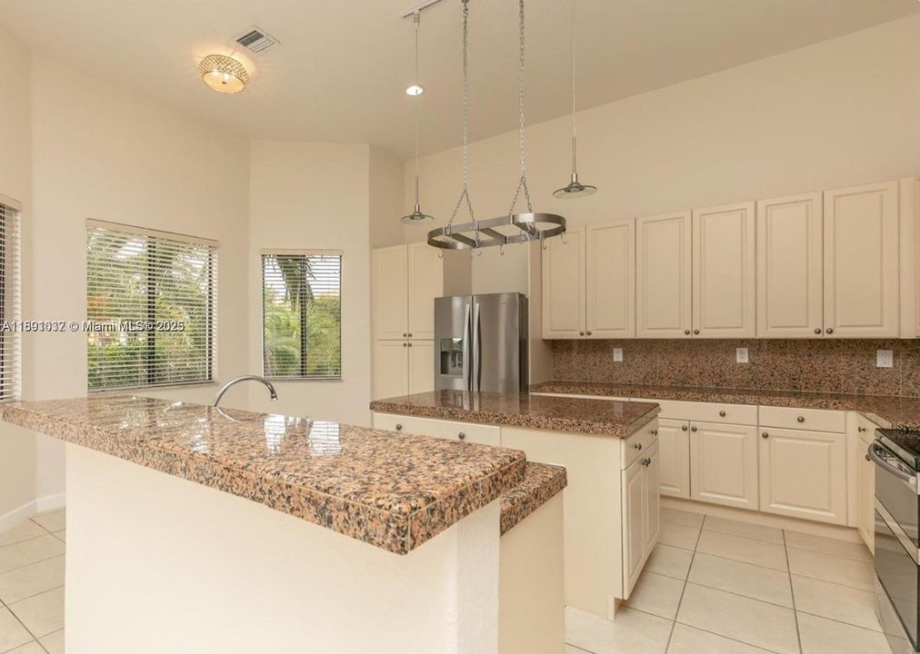 合同活跃: $5,200 (4 贝兹, 3 浴室, 2723 平方英尺)