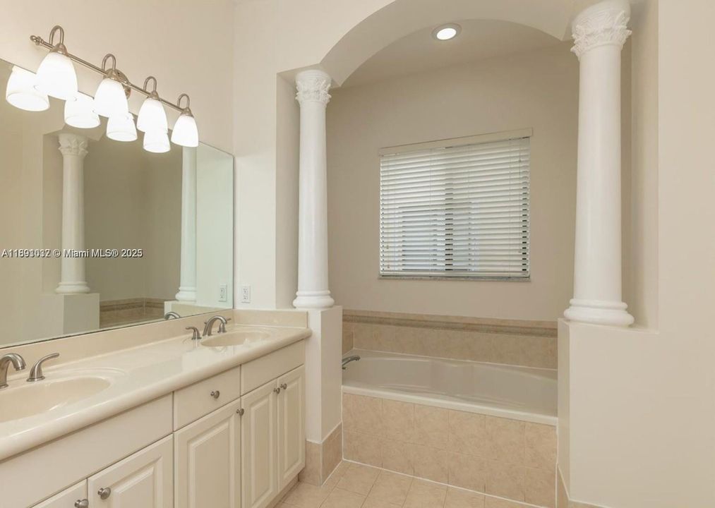 合同活跃: $5,200 (4 贝兹, 3 浴室, 2723 平方英尺)