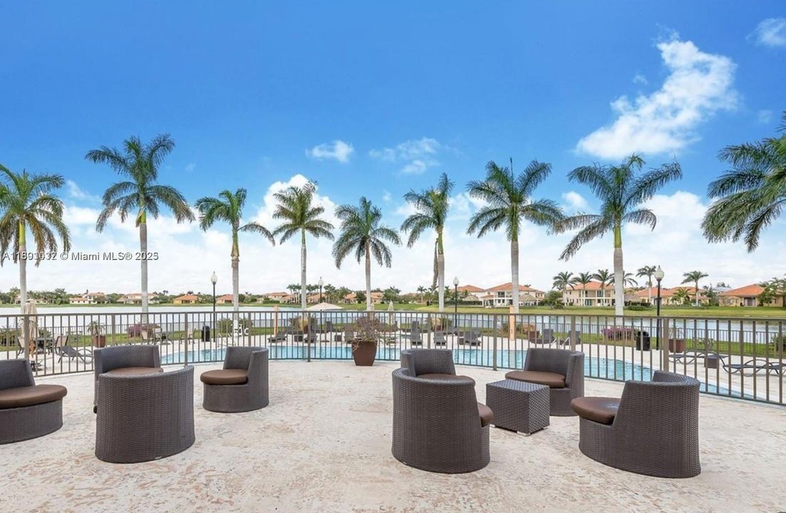 合同活跃: $5,200 (4 贝兹, 3 浴室, 2723 平方英尺)