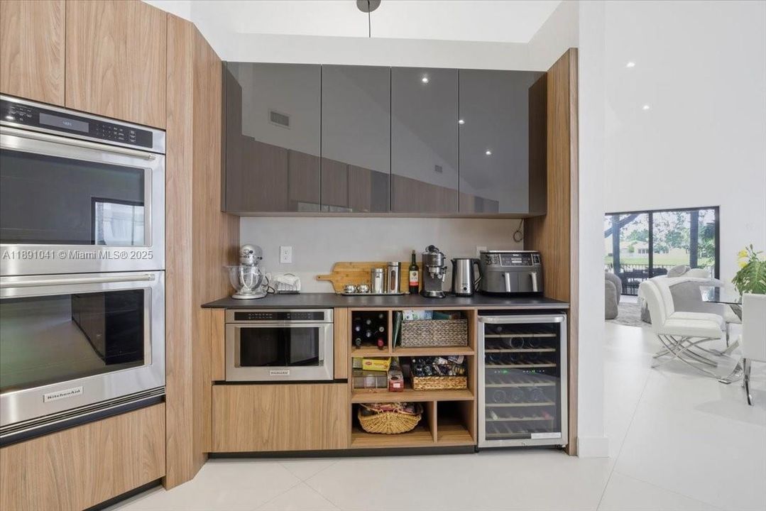 Active With Contract: $948,000 (3 beds, 2 baths, 2358 Square Feet)