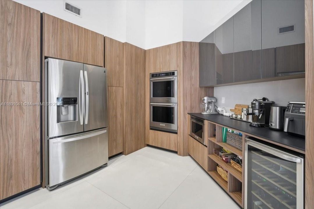 Active With Contract: $948,000 (3 beds, 2 baths, 2358 Square Feet)