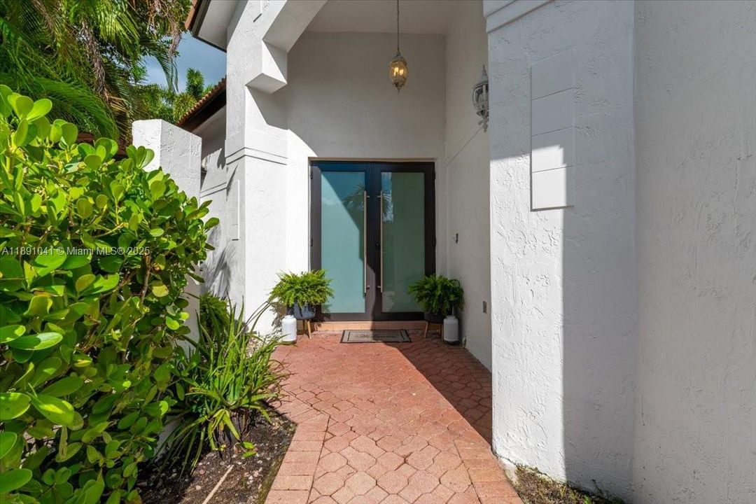 Active With Contract: $948,000 (3 beds, 2 baths, 2358 Square Feet)