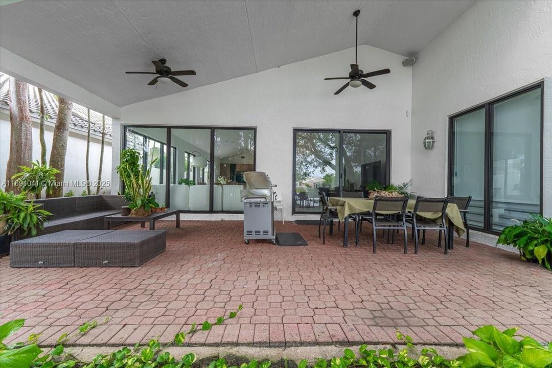 Active With Contract: $948,000 (3 beds, 2 baths, 2358 Square Feet)