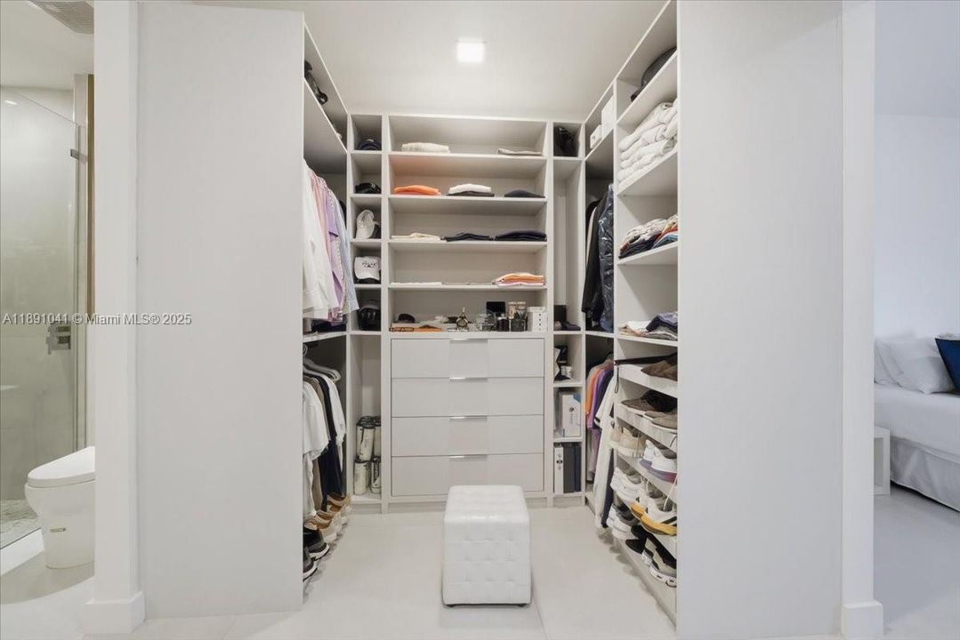 Active With Contract: $948,000 (3 beds, 2 baths, 2358 Square Feet)