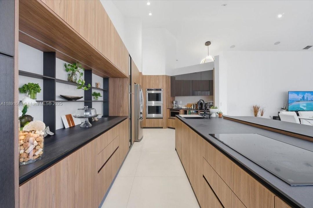 Active With Contract: $948,000 (3 beds, 2 baths, 2358 Square Feet)