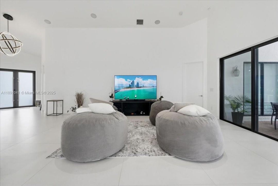 Active With Contract: $948,000 (3 beds, 2 baths, 2358 Square Feet)