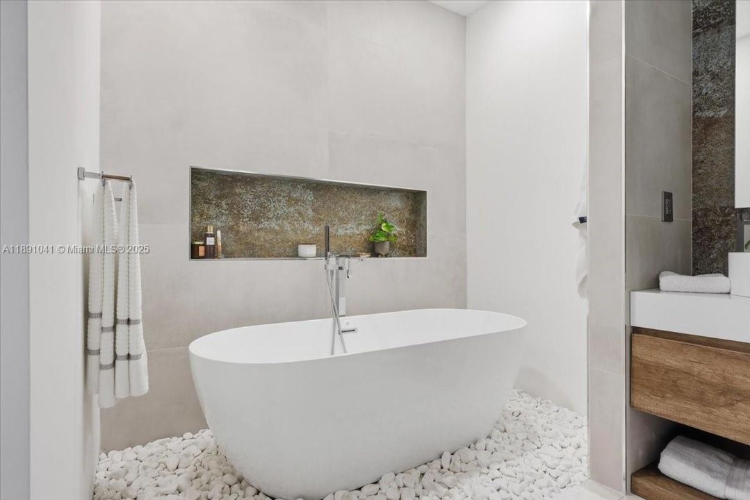 Active With Contract: $948,000 (3 beds, 2 baths, 2358 Square Feet)