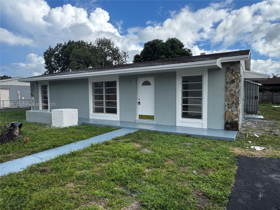 Active With Contract: $3,350 (3 beds, 1 baths, 1800 Square Feet)