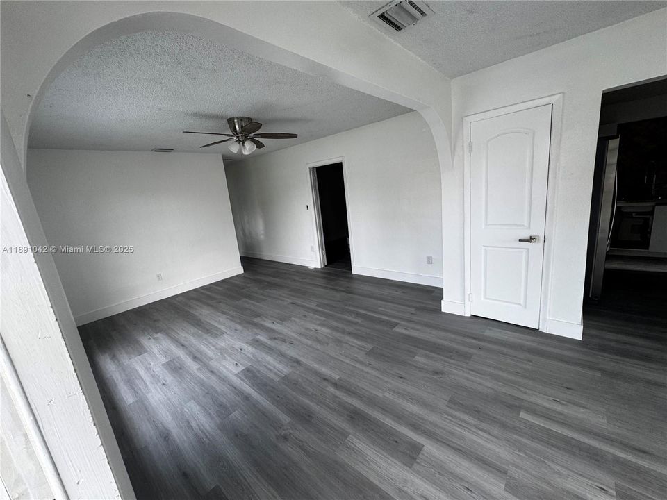 Active With Contract: $3,350 (3 beds, 1 baths, 1800 Square Feet)