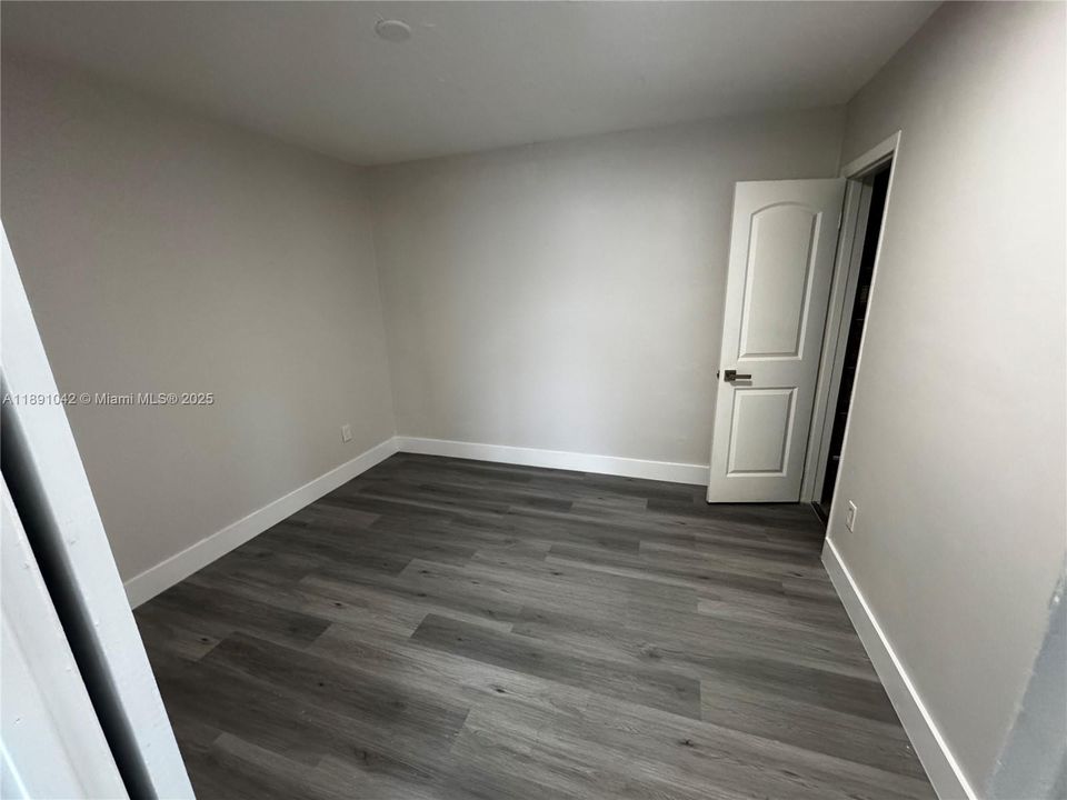 Active With Contract: $3,350 (3 beds, 1 baths, 1800 Square Feet)
