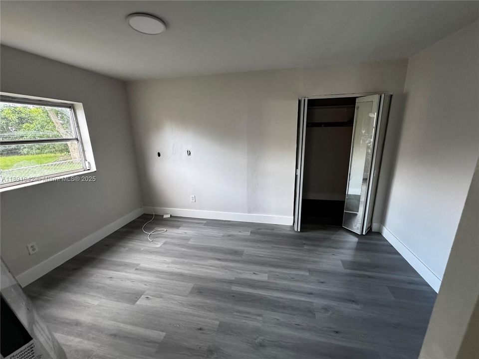 Active With Contract: $3,350 (3 beds, 1 baths, 1800 Square Feet)