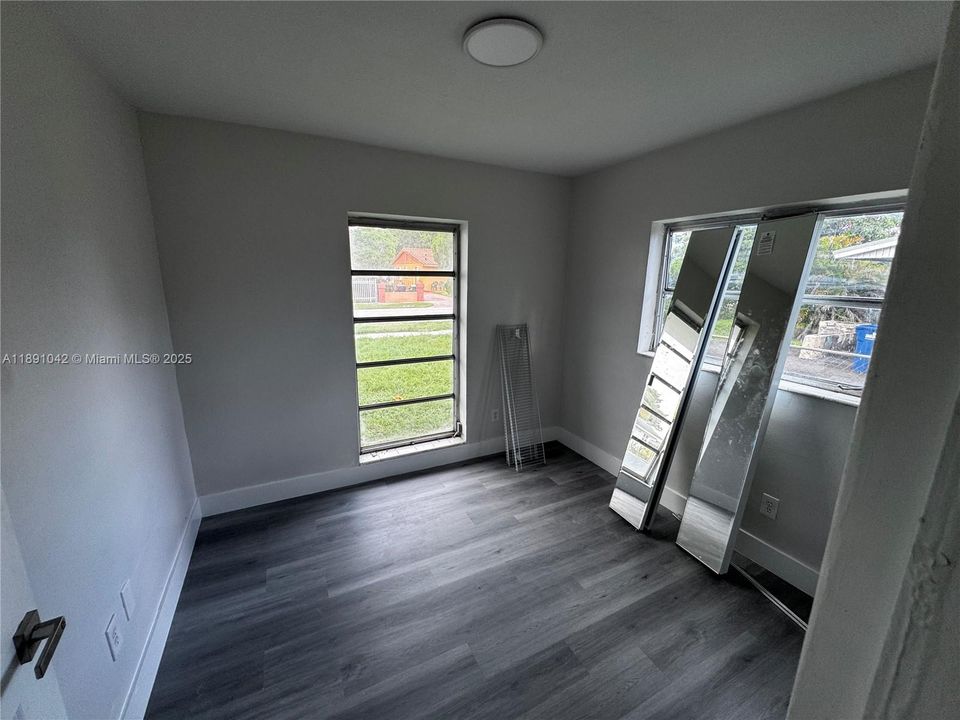 Active With Contract: $3,350 (3 beds, 1 baths, 1800 Square Feet)