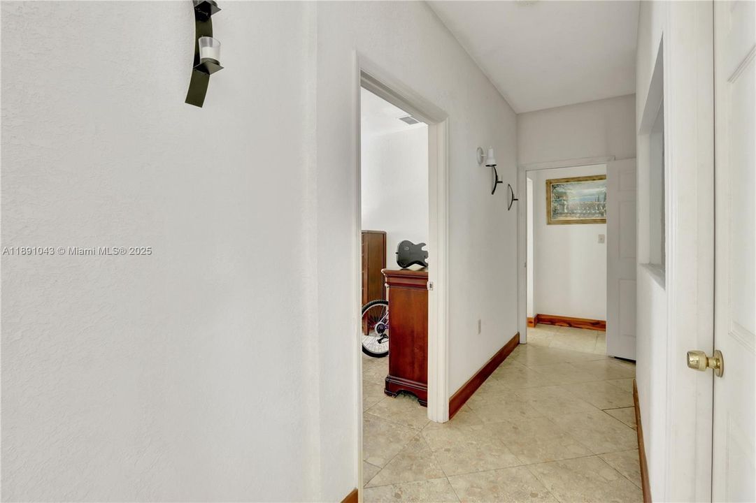 For Sale: $450,000 (4 beds, 2 baths, 1904 Square Feet)