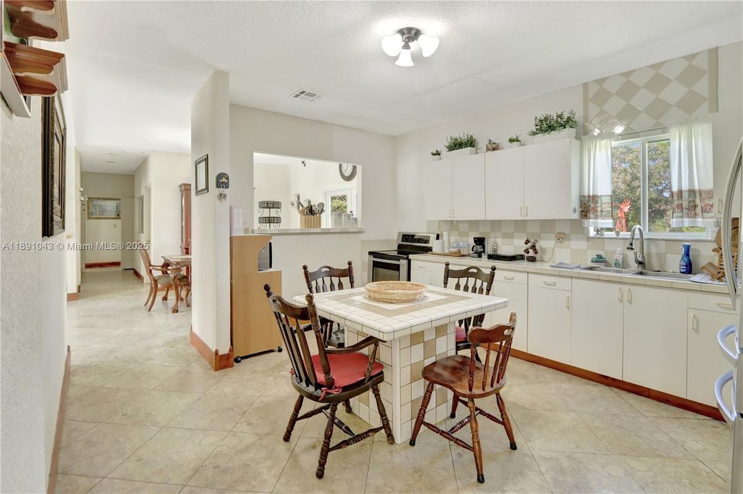 For Sale: $450,000 (4 beds, 2 baths, 1904 Square Feet)