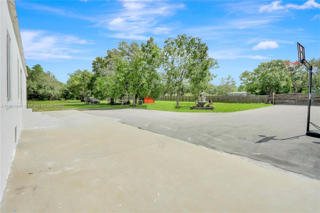 For Sale: $450,000 (4 beds, 2 baths, 1904 Square Feet)