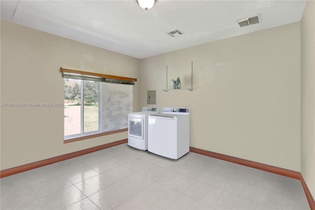 For Sale: $450,000 (4 beds, 2 baths, 1904 Square Feet)