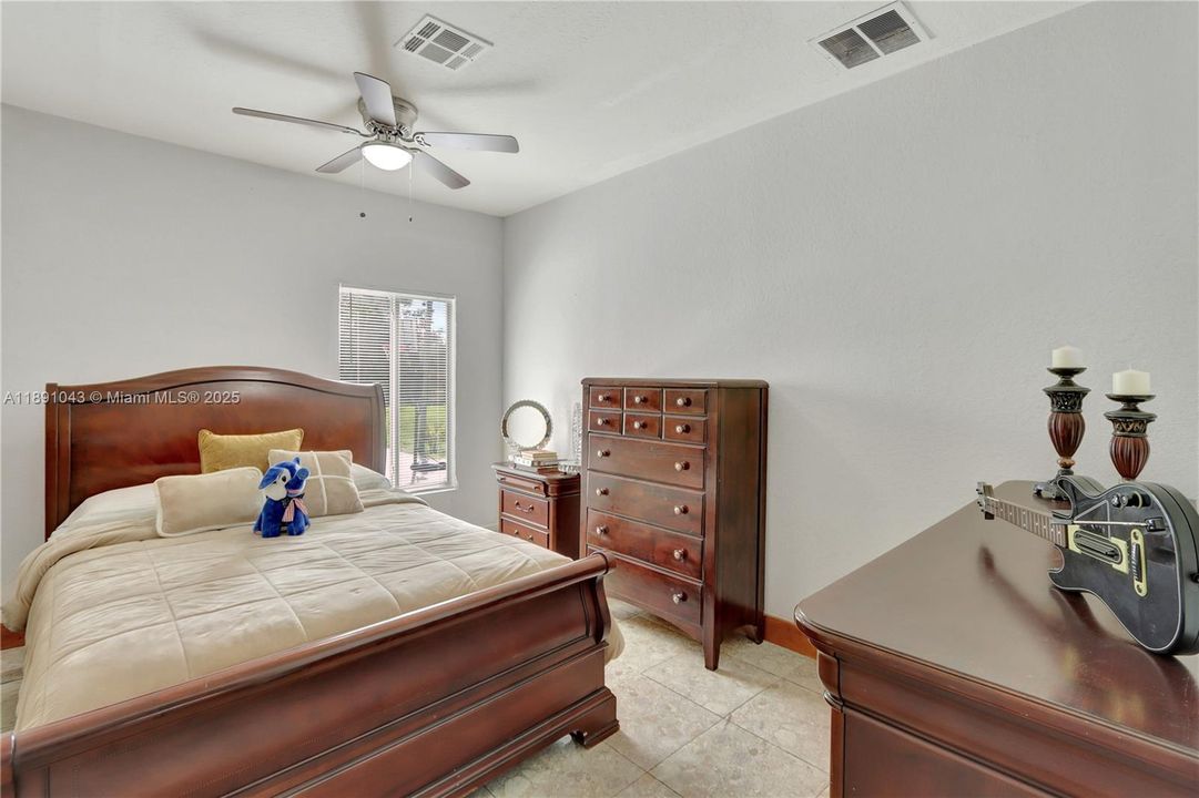 For Sale: $450,000 (4 beds, 2 baths, 1904 Square Feet)