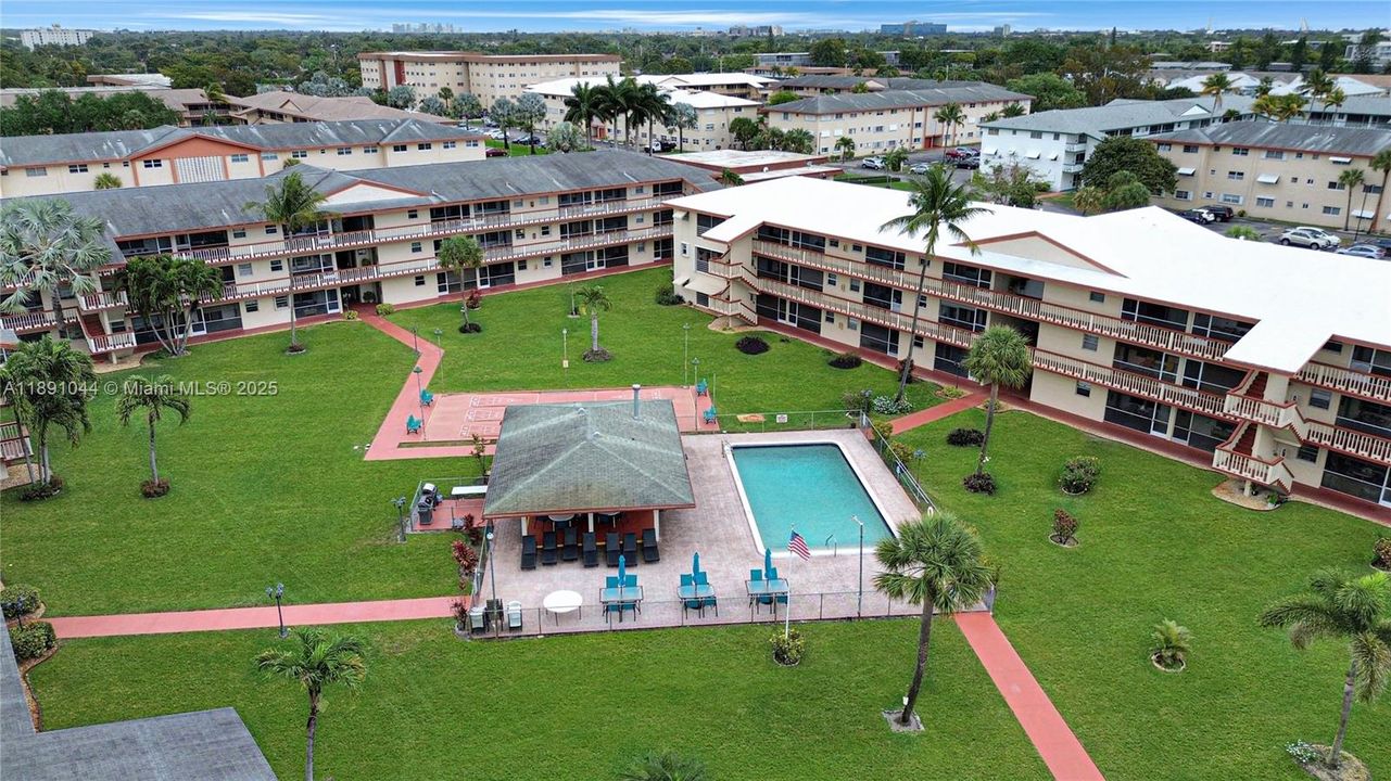 待售: $124,999 (1 贝兹, 1 浴室, 720 平方英尺)