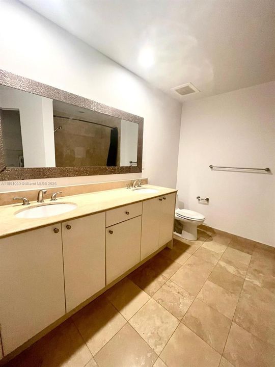 LARGE MASTER BATHROOM