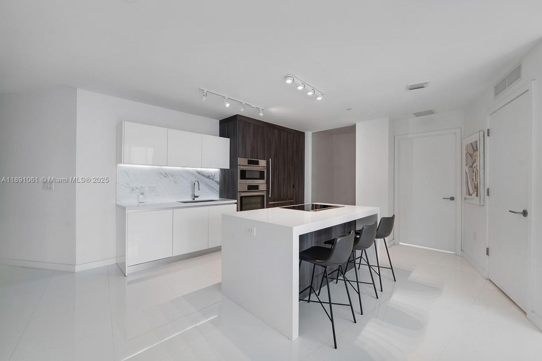 For Sale: $1,095,000 (2 beds, 3 baths, 1560 Square Feet)