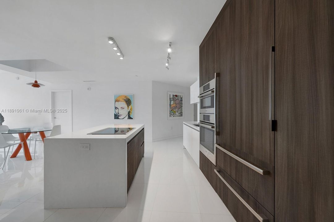 For Sale: $1,095,000 (2 beds, 3 baths, 1560 Square Feet)