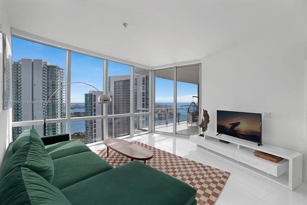 For Sale: $1,095,000 (2 beds, 3 baths, 1560 Square Feet)