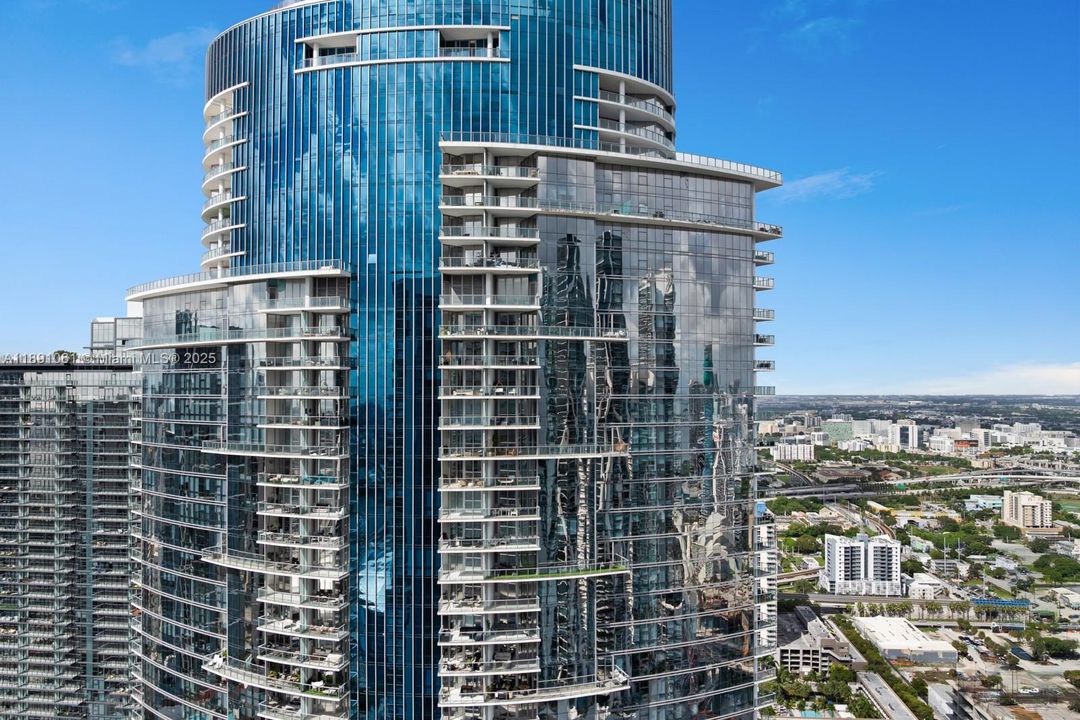 For Sale: $1,095,000 (2 beds, 3 baths, 1560 Square Feet)