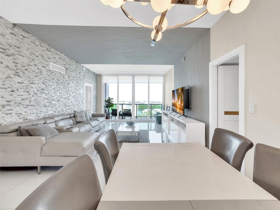 待售: $689,989 (2 贝兹, 2 浴室, 1357 平方英尺)