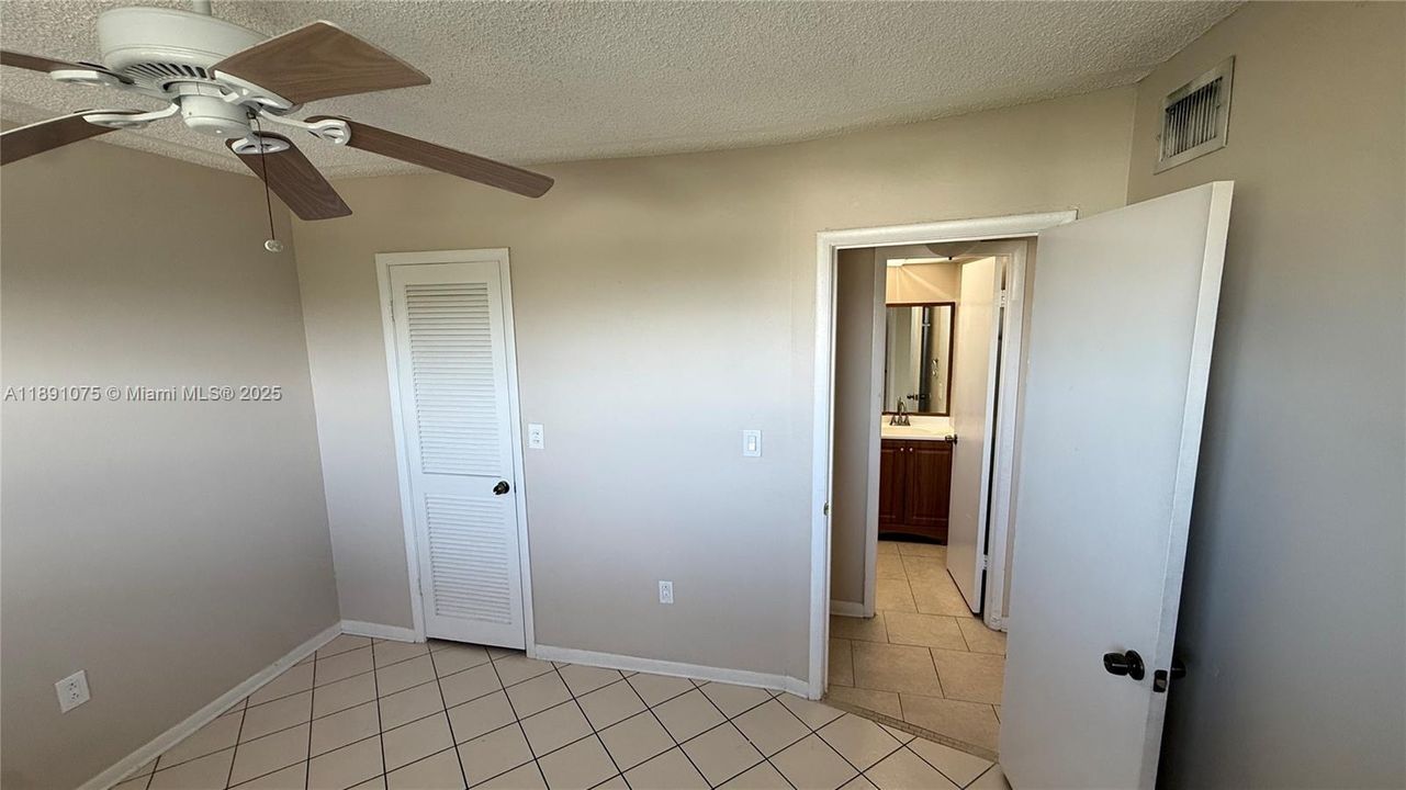 Active With Contract: $1,600 (2 beds, 2 baths, 850 Square Feet)