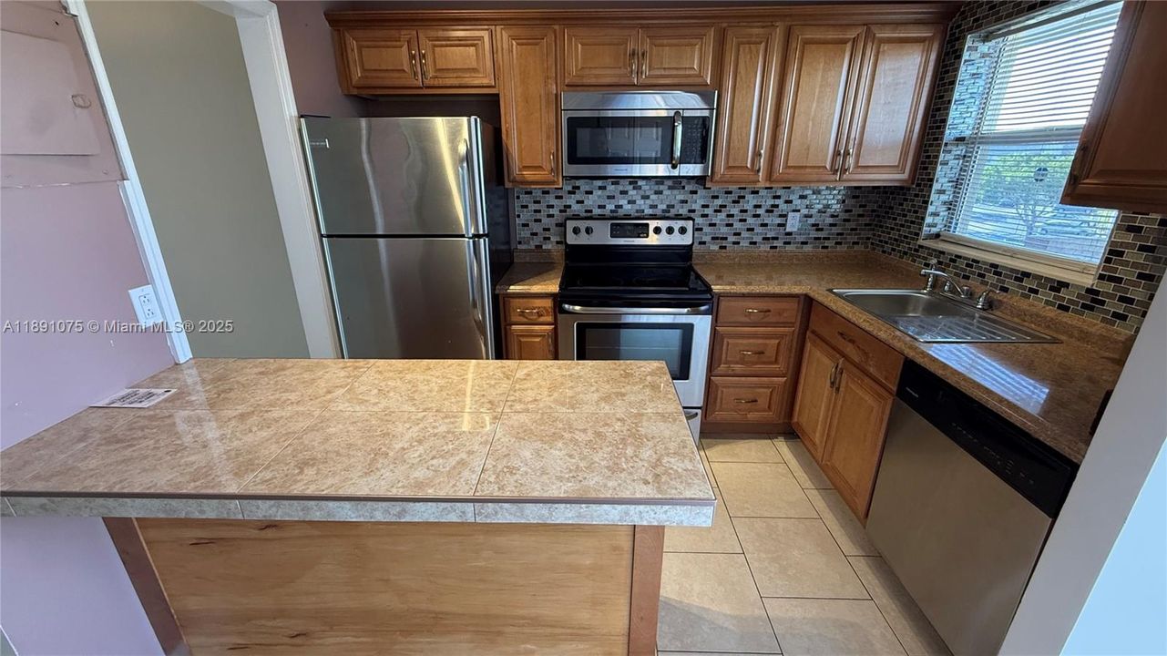 Active With Contract: $1,600 (2 beds, 2 baths, 850 Square Feet)