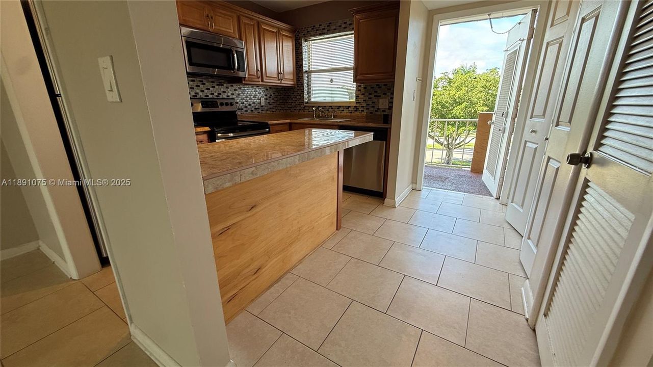 Active With Contract: $1,600 (2 beds, 2 baths, 850 Square Feet)