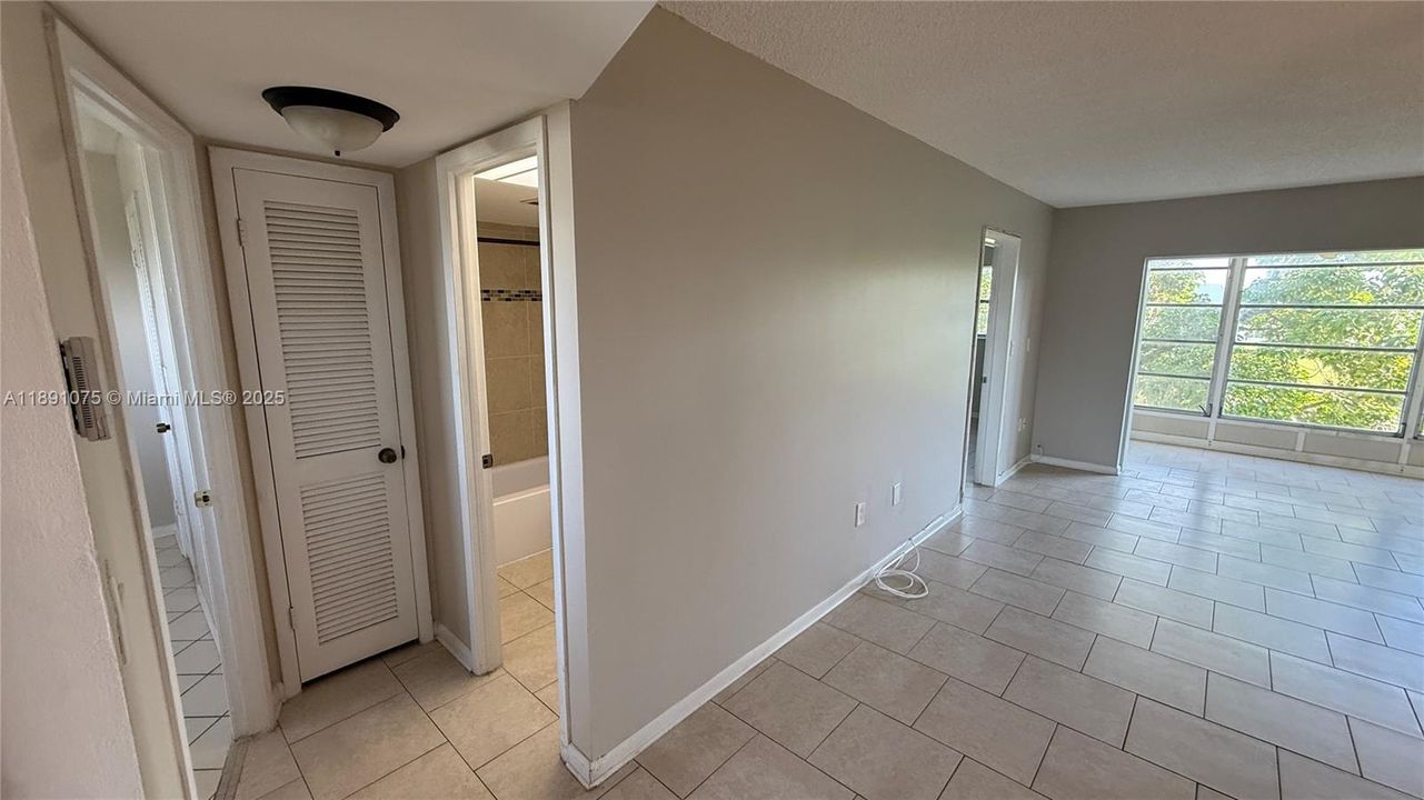 Active With Contract: $1,600 (2 beds, 2 baths, 850 Square Feet)