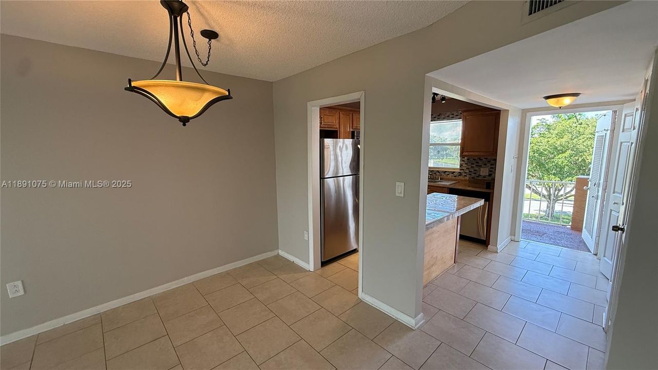 Active With Contract: $1,600 (2 beds, 2 baths, 850 Square Feet)