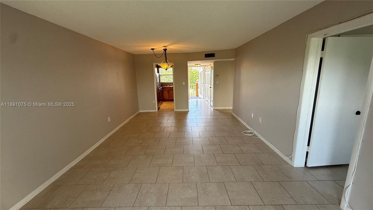 Active With Contract: $1,600 (2 beds, 2 baths, 850 Square Feet)