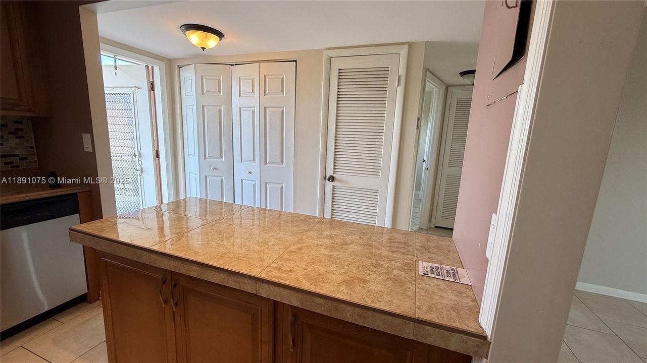 Active With Contract: $1,600 (2 beds, 2 baths, 850 Square Feet)