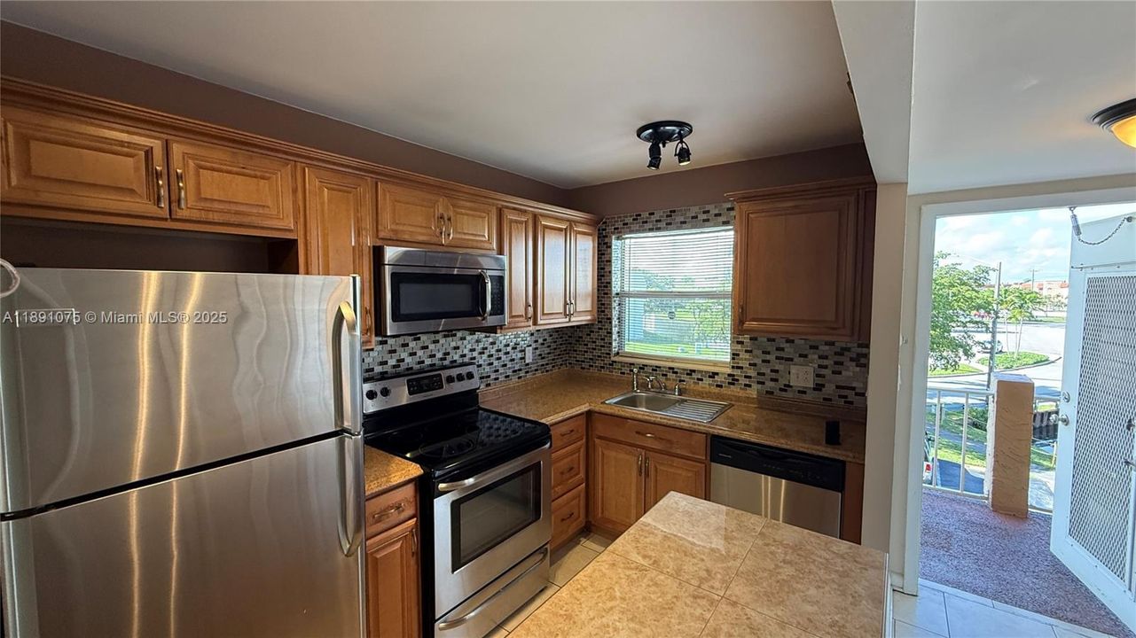 Active With Contract: $1,600 (2 beds, 2 baths, 850 Square Feet)