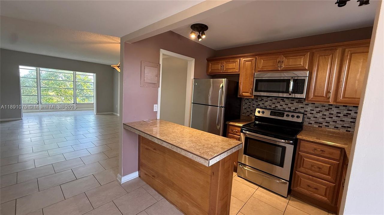 Active With Contract: $1,600 (2 beds, 2 baths, 850 Square Feet)