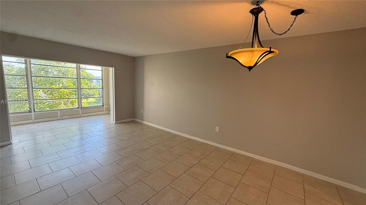 Active With Contract: $1,600 (2 beds, 2 baths, 850 Square Feet)