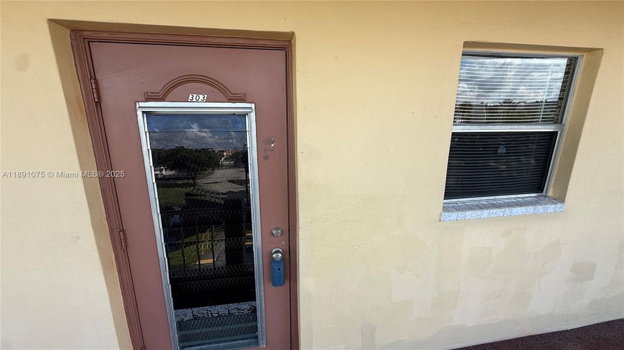 Active With Contract: $1,600 (2 beds, 2 baths, 850 Square Feet)