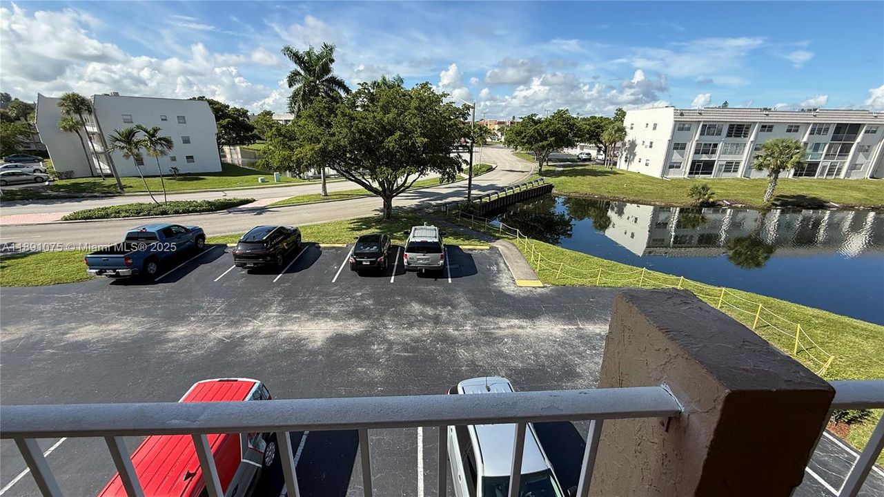 Active With Contract: $1,600 (2 beds, 2 baths, 850 Square Feet)