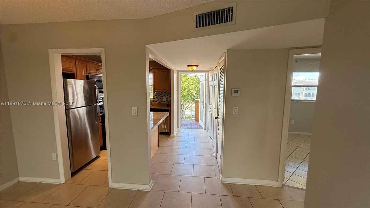 Active With Contract: $1,600 (2 beds, 2 baths, 850 Square Feet)