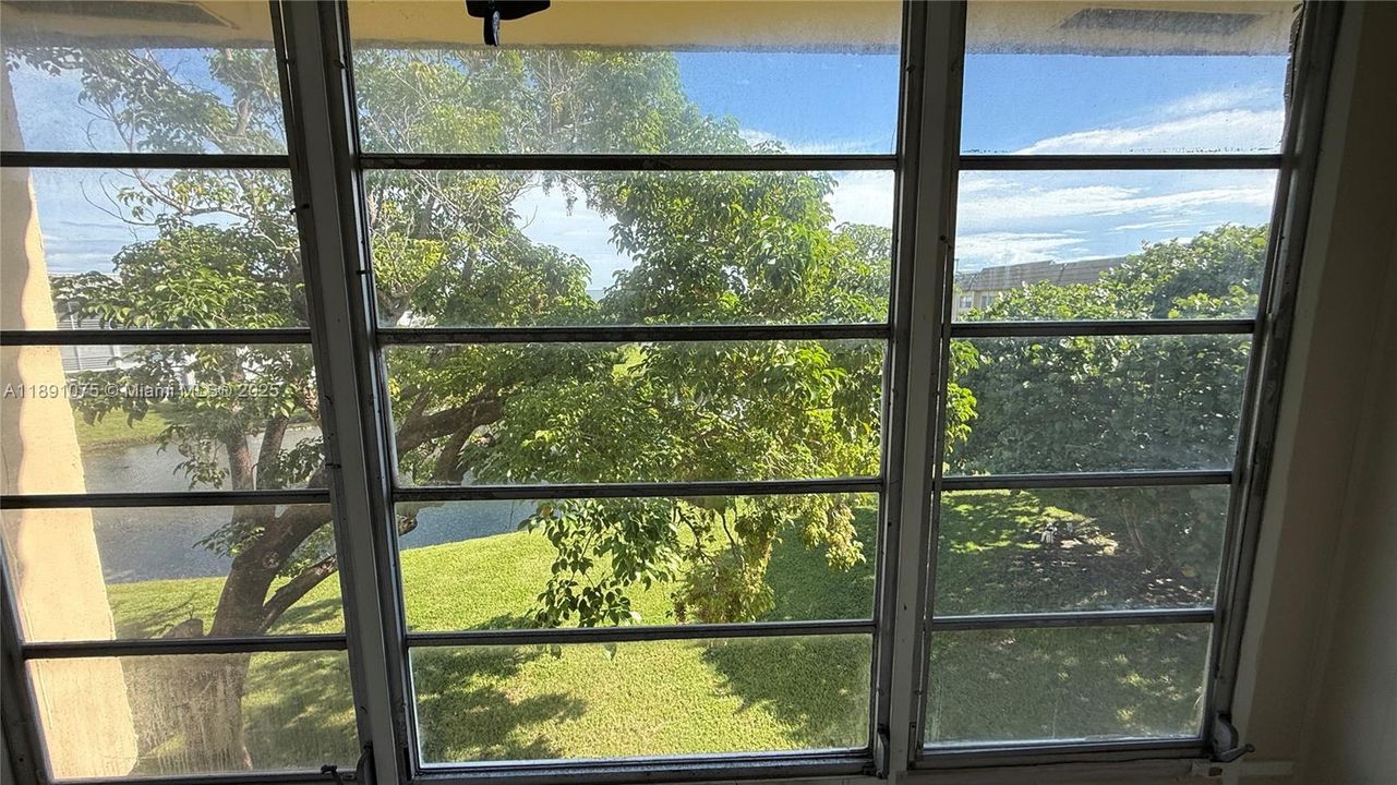 Active With Contract: $1,600 (2 beds, 2 baths, 850 Square Feet)