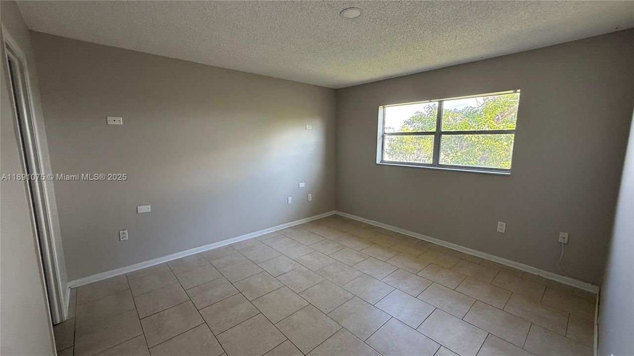Active With Contract: $1,600 (2 beds, 2 baths, 850 Square Feet)