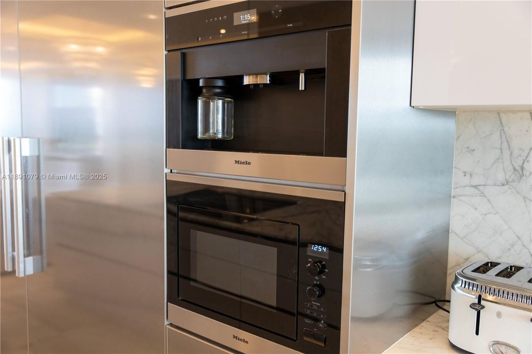 Active With Contract: $3,150,000 (3 beds, 4 baths, 2956 Square Feet)