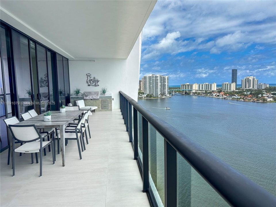 Active With Contract: $3,150,000 (3 beds, 4 baths, 2956 Square Feet)