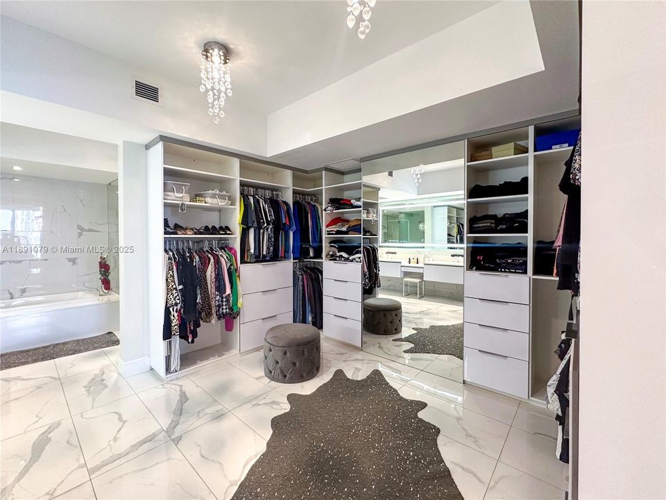 Active With Contract: $3,150,000 (3 beds, 4 baths, 2956 Square Feet)