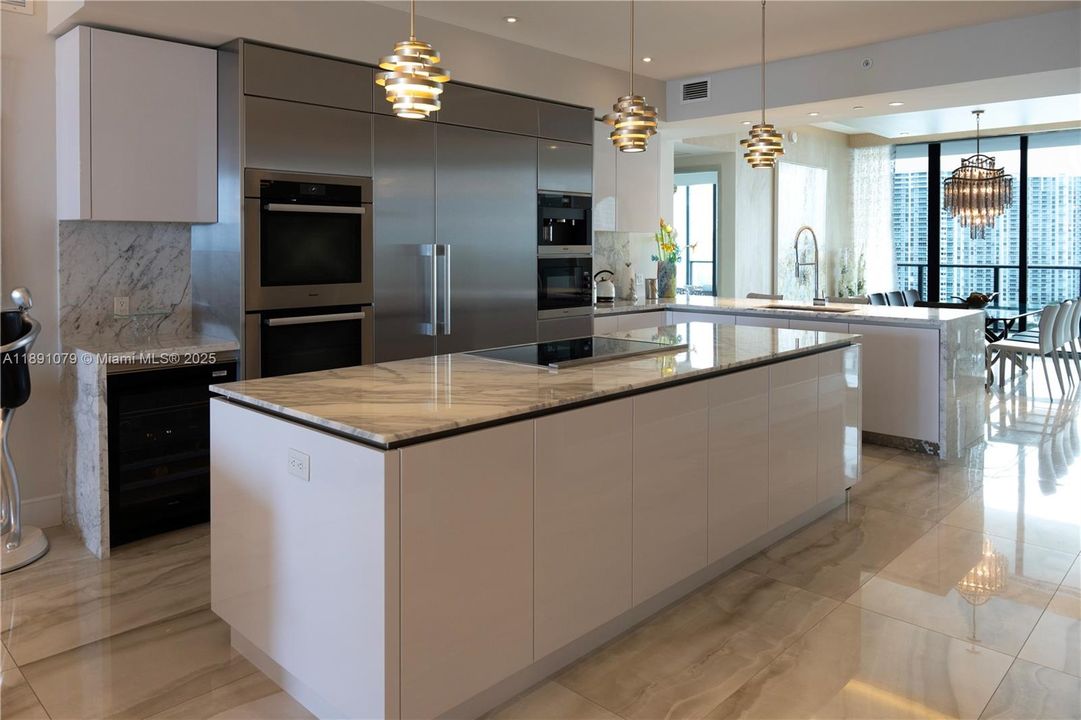 Active With Contract: $3,150,000 (3 beds, 4 baths, 2956 Square Feet)